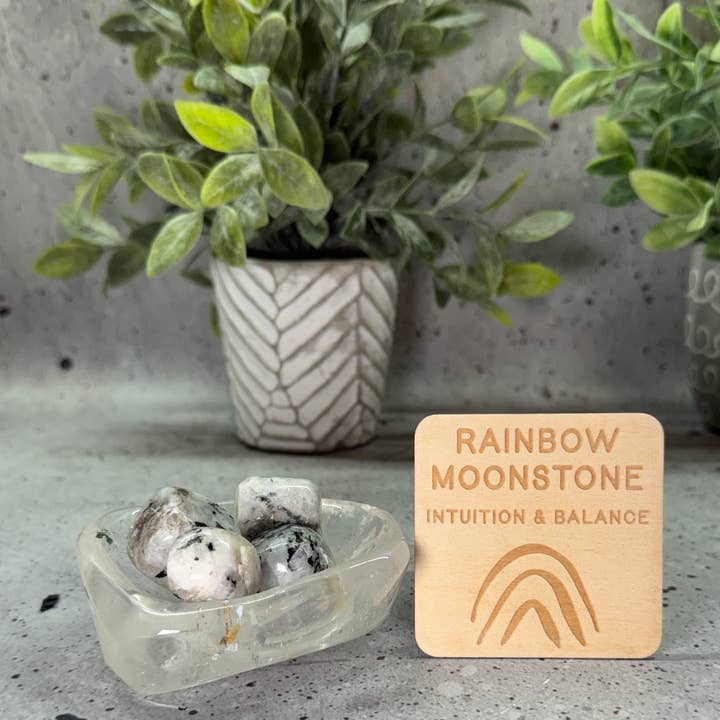 Carte d'information en cristal avec bois - Pierre de lune arc-en-ciel pour la vente par Blaze Design Co.