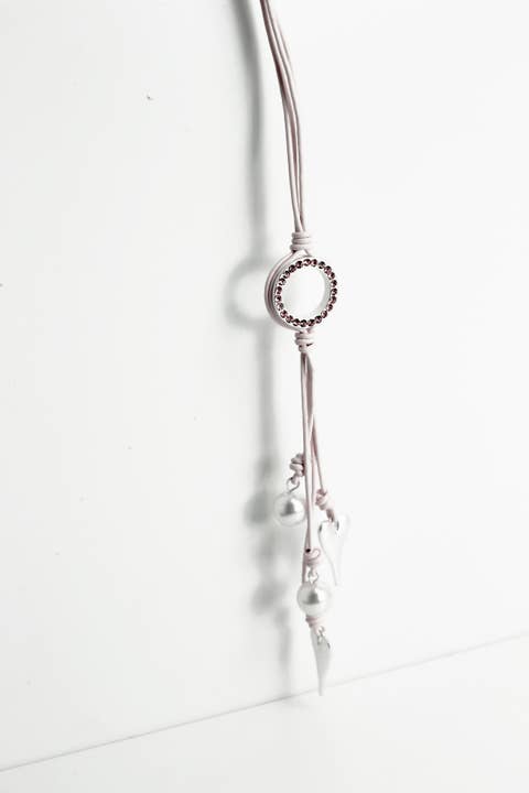 Collar largo rosa claro con piel auténtica y perlas de vidrio para venta al por mayor de Accessoires by KHB