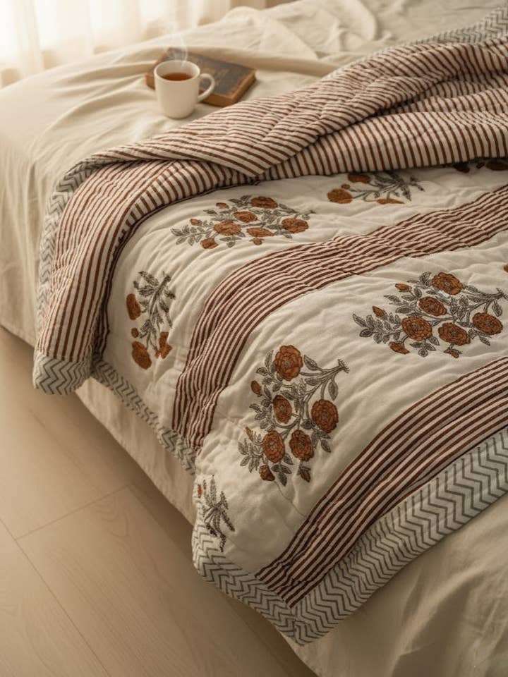 Couette/Couverture artisanale en coton biologique de Jaipur pour la vente par Akshu & Ameirah