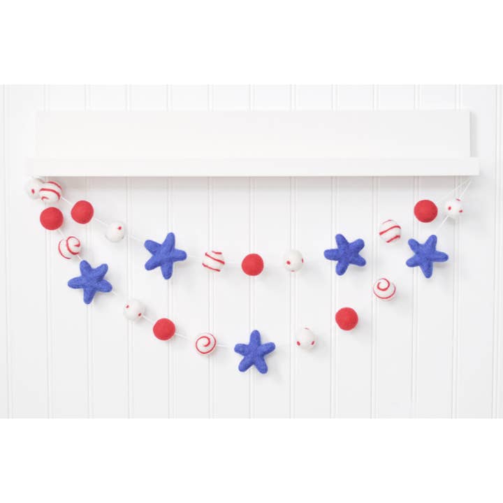 4 juli Girland - Prickar och Virvlar Vimpel för wholesale av JuJuBee Goods