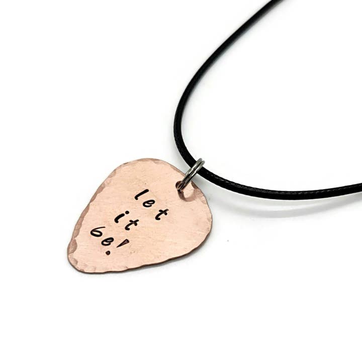 Qu'il en soit ainsi ! Collier Guitar Pick en cuivre pour la vente par Bella Ornamenti