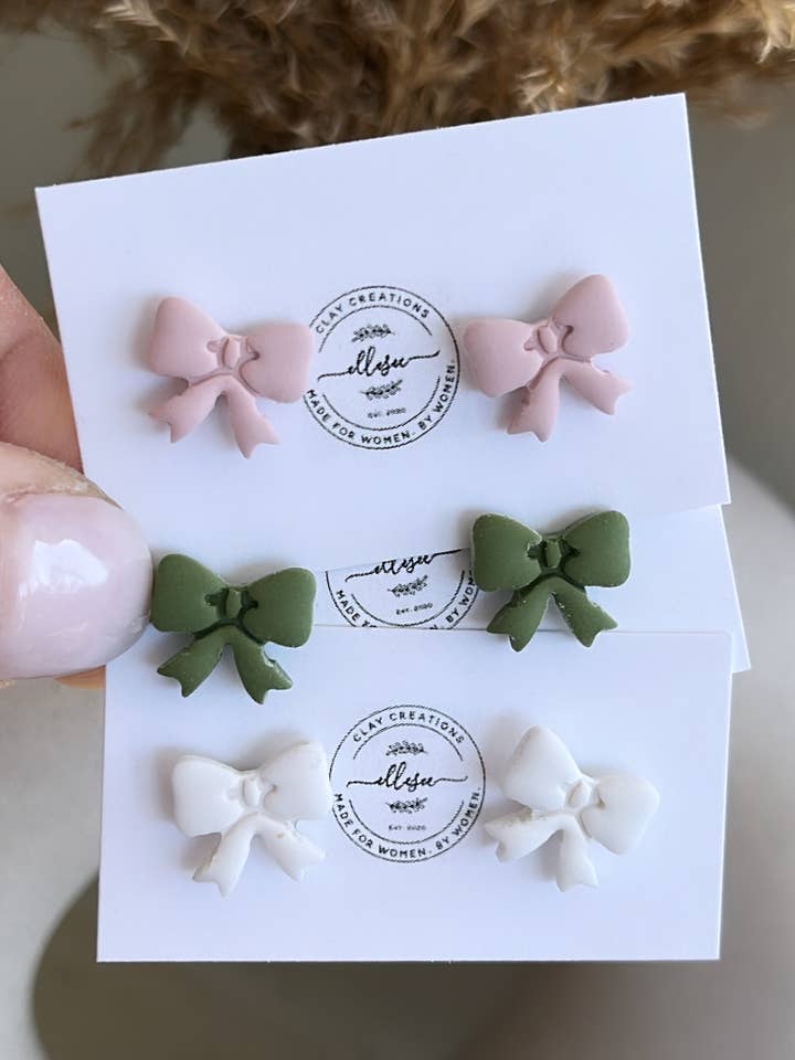 Orecchino a bottone con fiocco per la vendita all'ingrosso da parte di ElleseeWomen