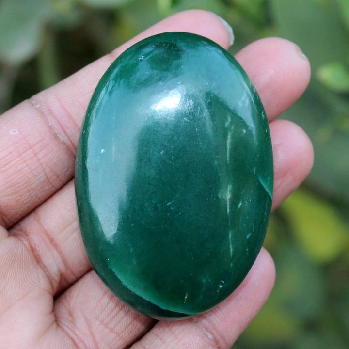 Naturlig grøn jade håndfladesten for engroshandel hos Aura Vibes