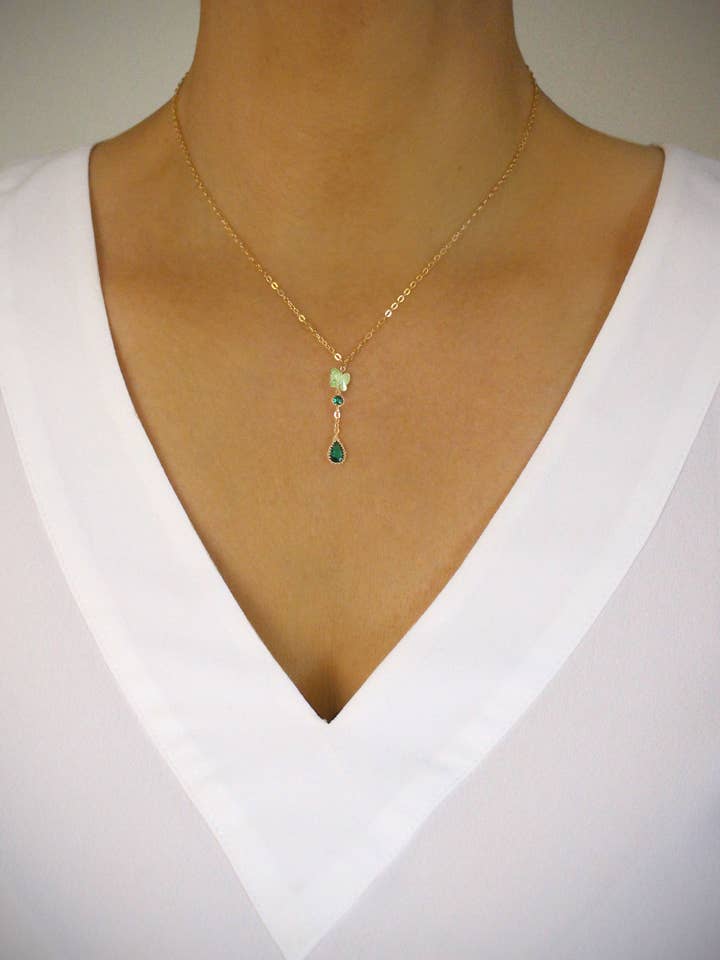 Collier avec papillon en cristal vert péridot et pendentif émeraude pour la vente par DIGE DESIGNS