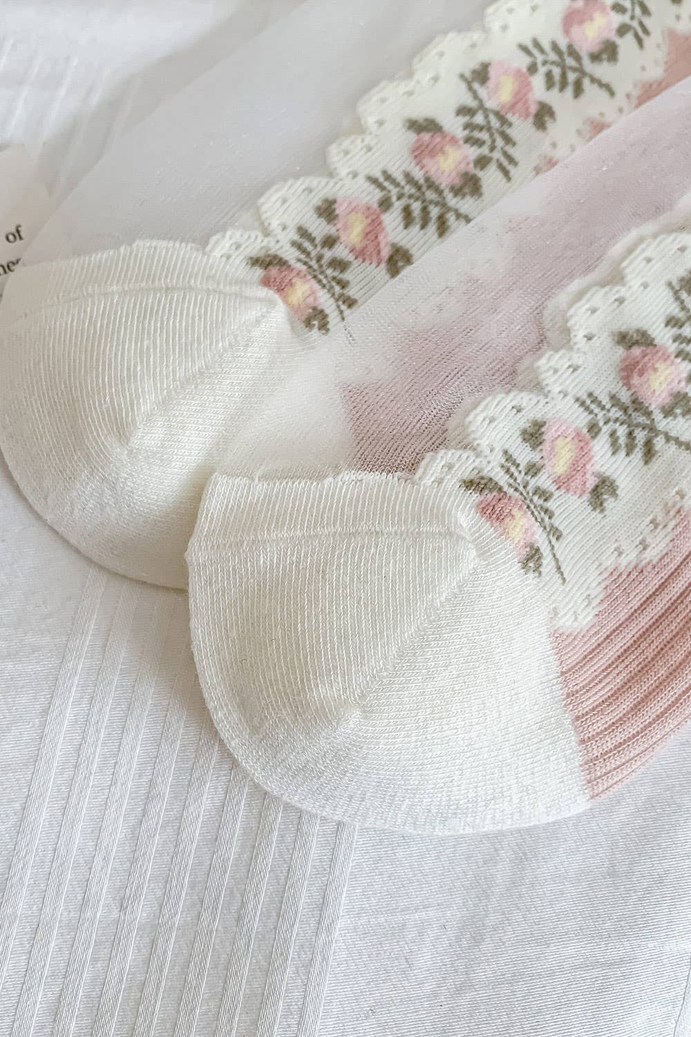 Rose Chaussettes transparentes avec dentelle florale 🤍🌸 en vente sur Faire6
