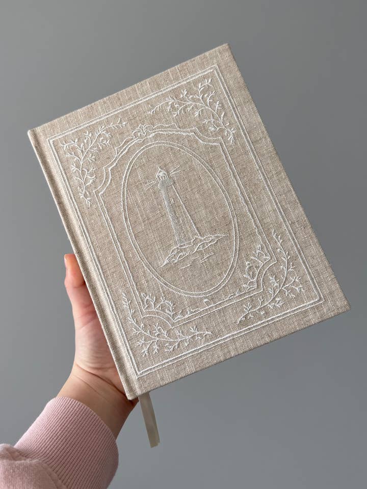 VORBESTELLUNG Leuchtturm Bestickter Leinen V3 Undatierter Moderner Christlicher Planer – Glaubensbasierter Planer - Bibelstudium, Predigtnotizen, Gebetsanliegen, Zielsetzung, Finanzen & mehr für den Großhandel von Living In Light