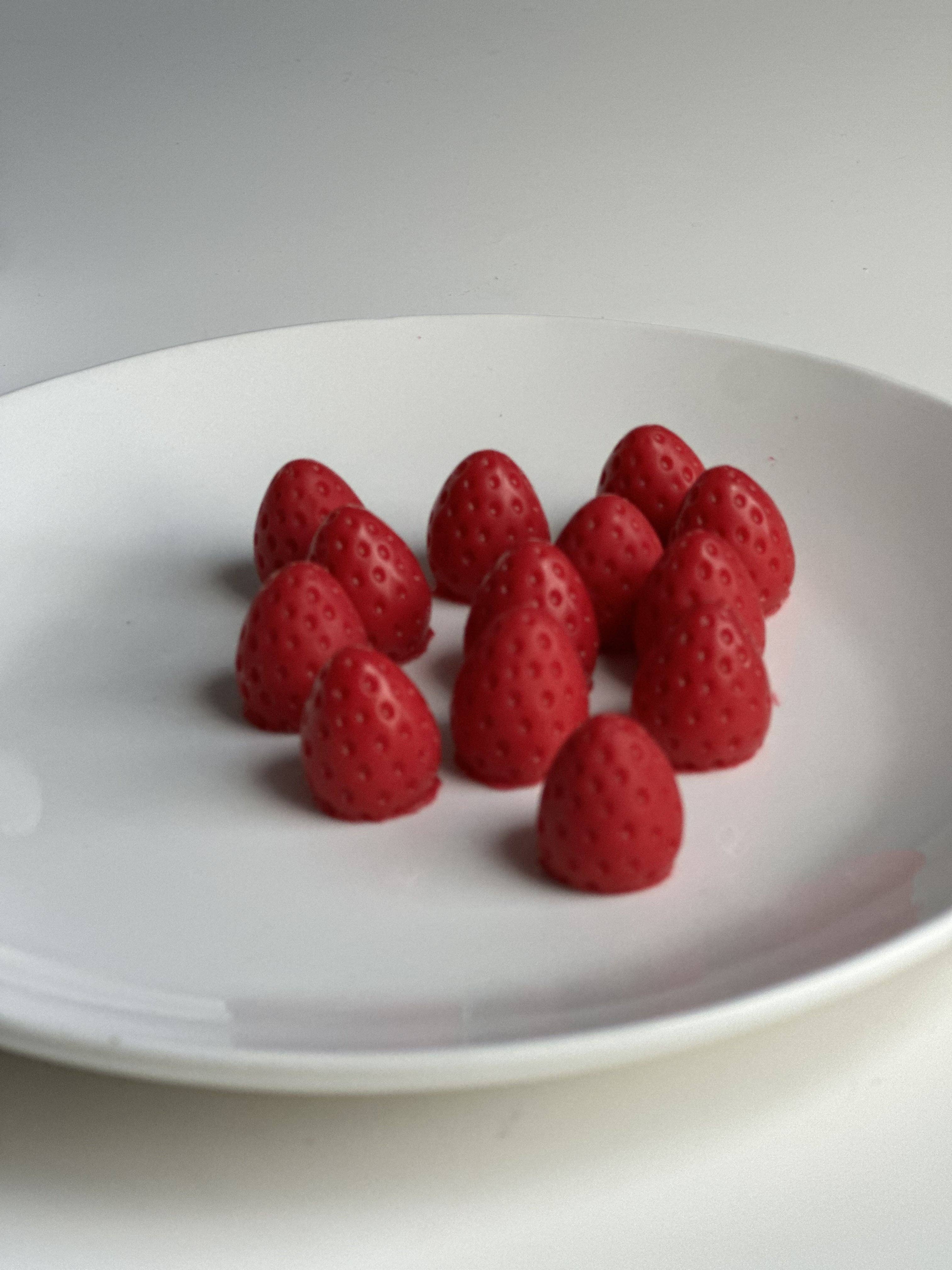 Sugar Candle - Vente Bougies piliers - Fondant Parfumé à la Fraise – tartelette de cire à la fraise & bougie dessert1