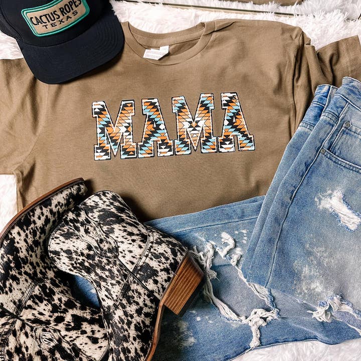 T-shirt graphique Western Aztec Mama pour la vente par ZZ Threadz
