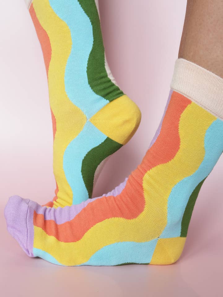 Chaussettes ras-du-cou Rainbow Waves 100 % coton pour femmes pour la vente par Idlewild Co.