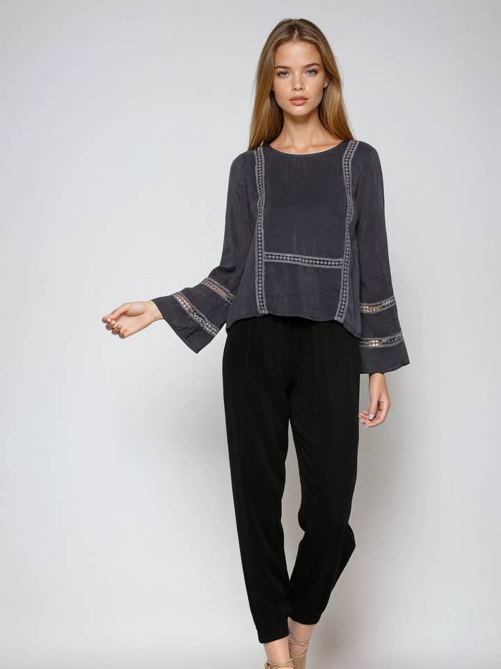 Top a maniche lunghe svasate ispirato al boho per la vendita all'ingrosso da parte di Maven West