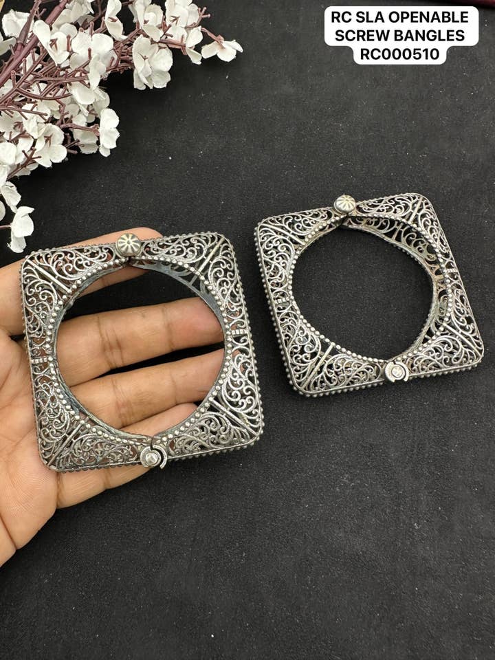 Réplique de bracelet à vis en argent de style Rajasthani Bollywood indien pour la vente par REAAAN COLLECTIONS