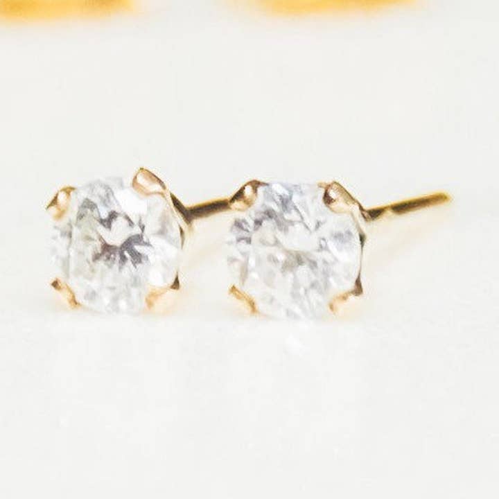 Clous d'oreilles Stella | Boucles d'oreilles en or 14 carats avec zirconium 3 mm pour la vente par From Brooklyn With Love