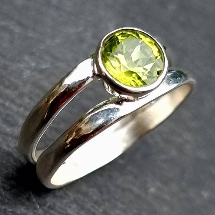 Bague Moderne Facettée en Péridot Rond | Argent Sterling 925 pour la vente par Mistry Gems
