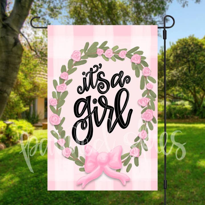 Fanion de jardin annonce de naissance fille avec couronne florale pour la vente par Painted Skies