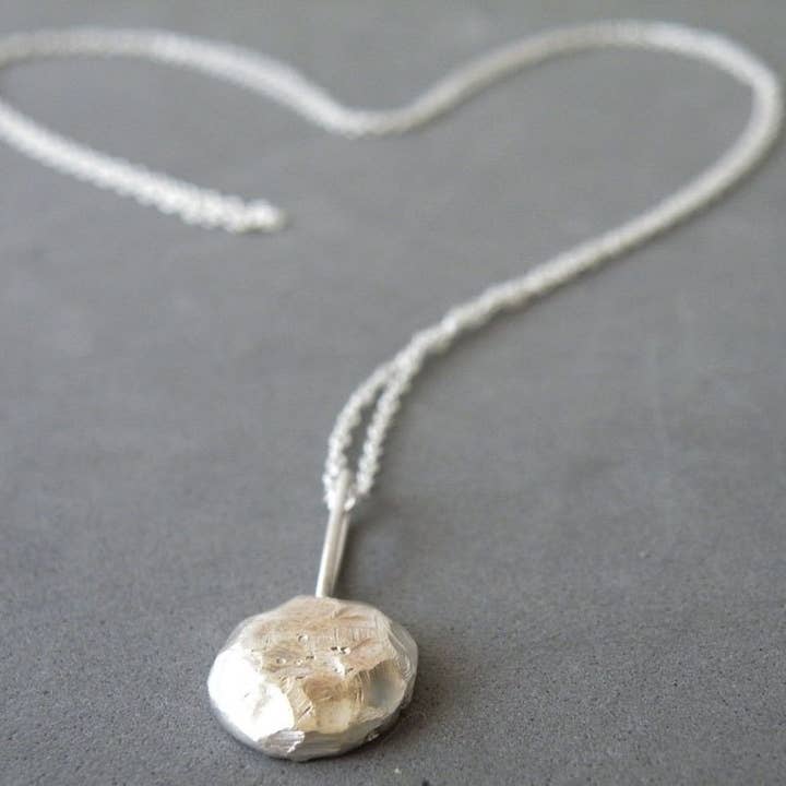 Organiskt långhalsband med facetterad hängande sterling-silverskiffer från SteamyLab för wholesale av SteamyLab