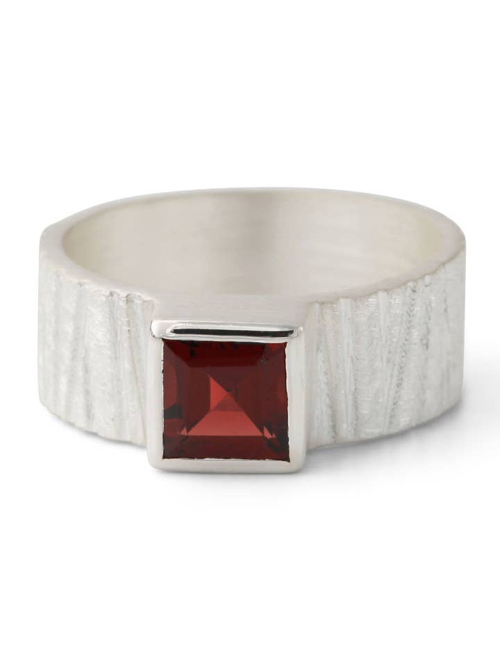 Silver ring with 6x6mm garnet for wholesale by Campur GmbH