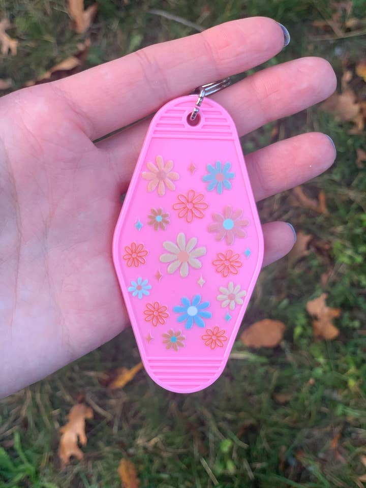 Boho Motel Sleutelhanger met Bloemenpatroon Cadeau voor wholesale door The E Tribe Co.