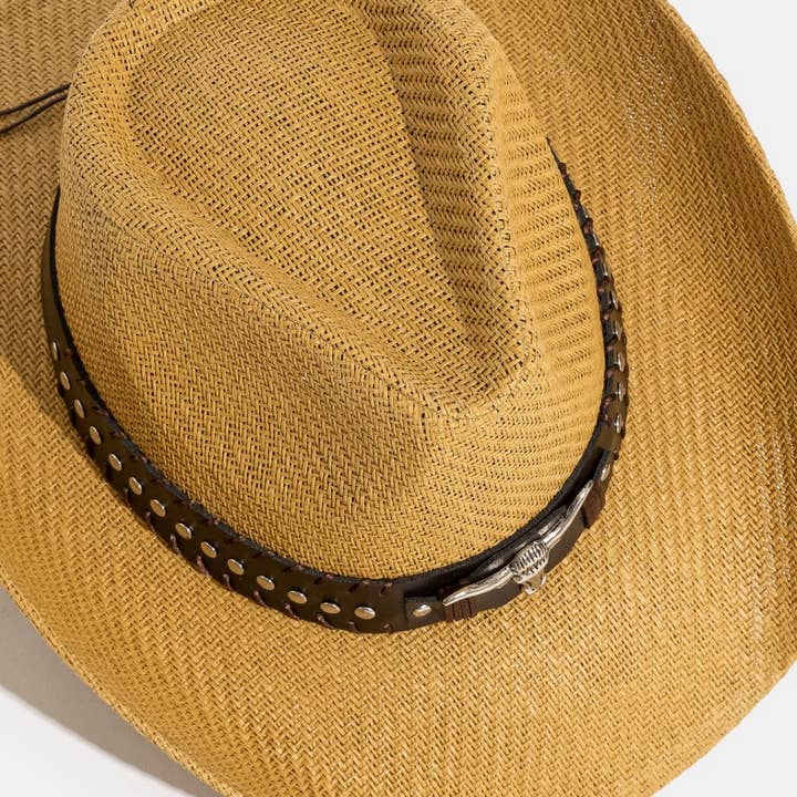 Collections by Fame Accessories - Vente Chapeau de cowboy – femme - Chapeau de cowboy western en paille avec sangle à tête de taureau cloutée3