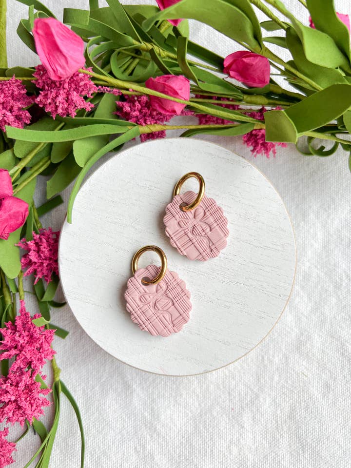 Mauve tartanmönstrade texturerade band präglade polymerlera örhängen för wholesale av Morning Dew Designs