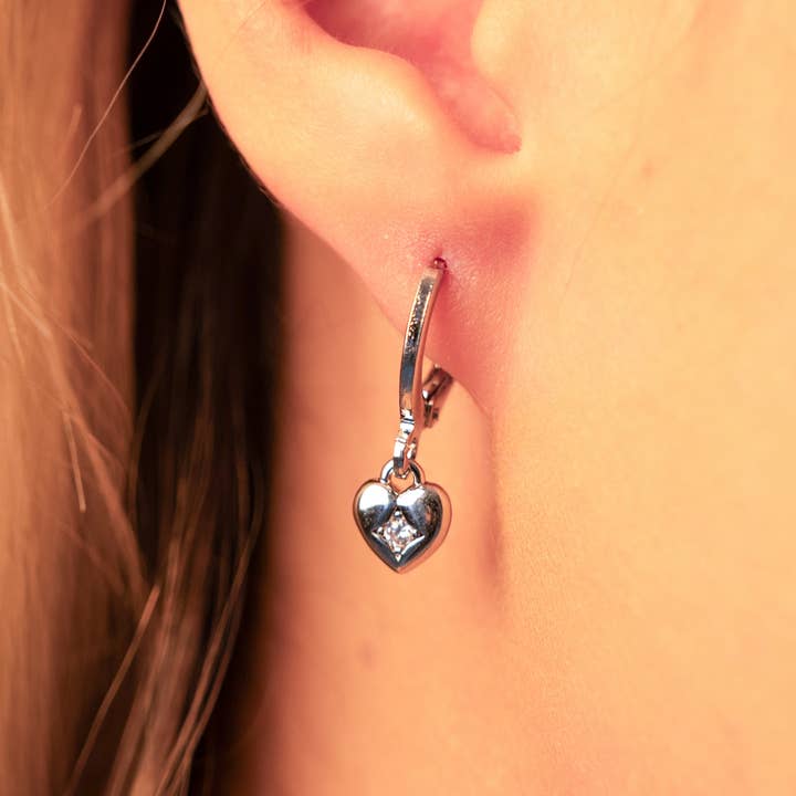 Boucles d'oreilles créoles mini cœur en zircon cubique. pour la vente par Vachana