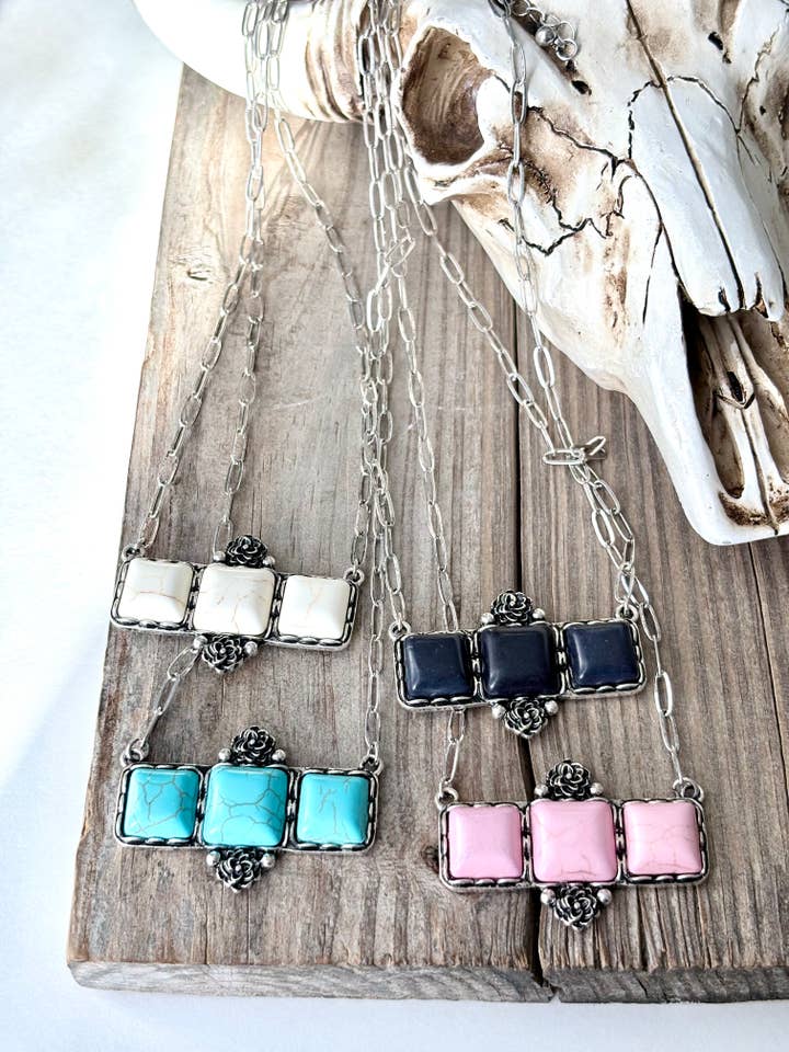 Collier chaîne avec pendentif barre en pierre carrée de style occidental pour la vente par Boho Ranch Shop