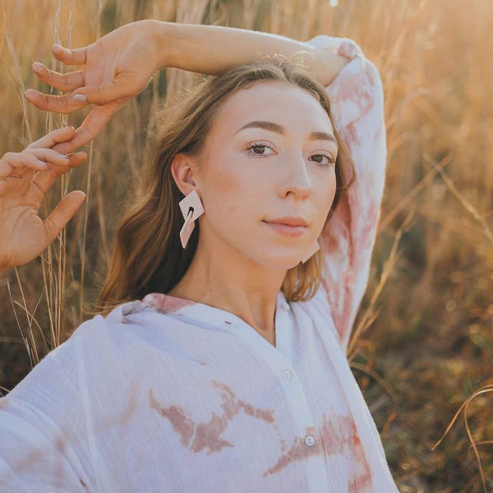 Corvega Clay Goods – wholesale Hängande örhängen – Leona i flera färger3