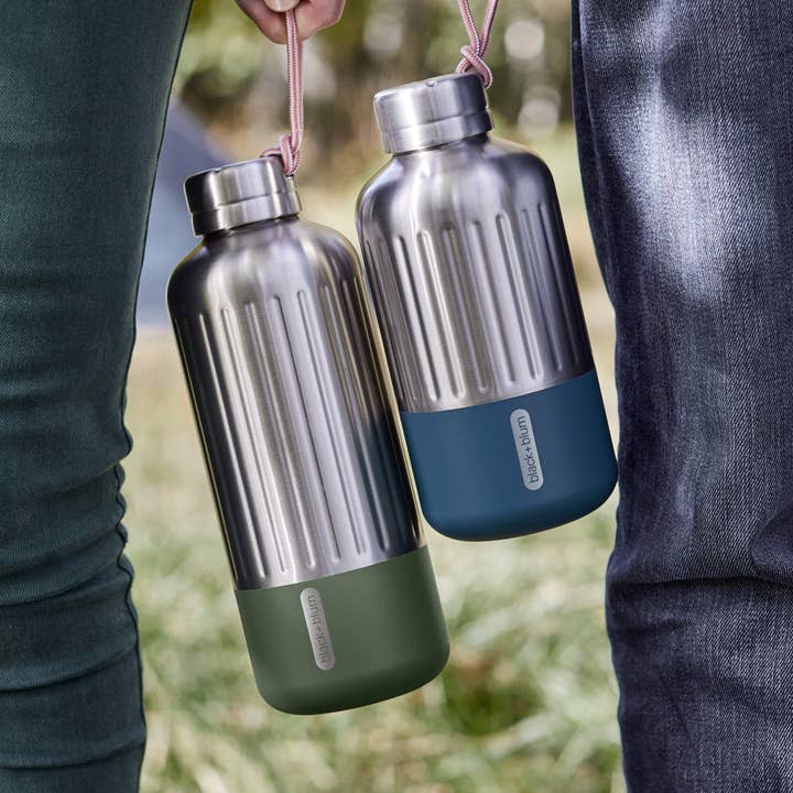 Grande bouteille d'eau isotherme de voyage en acier inoxydable 850 ml pour la vente par Black + Blum Europe