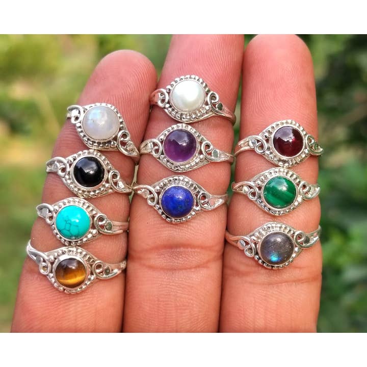 Packung mit 10 handgefertigten Ringen aus 925er-Sterlingsilber mit Edelsteinen für den Großhandel von SILVER CAVE