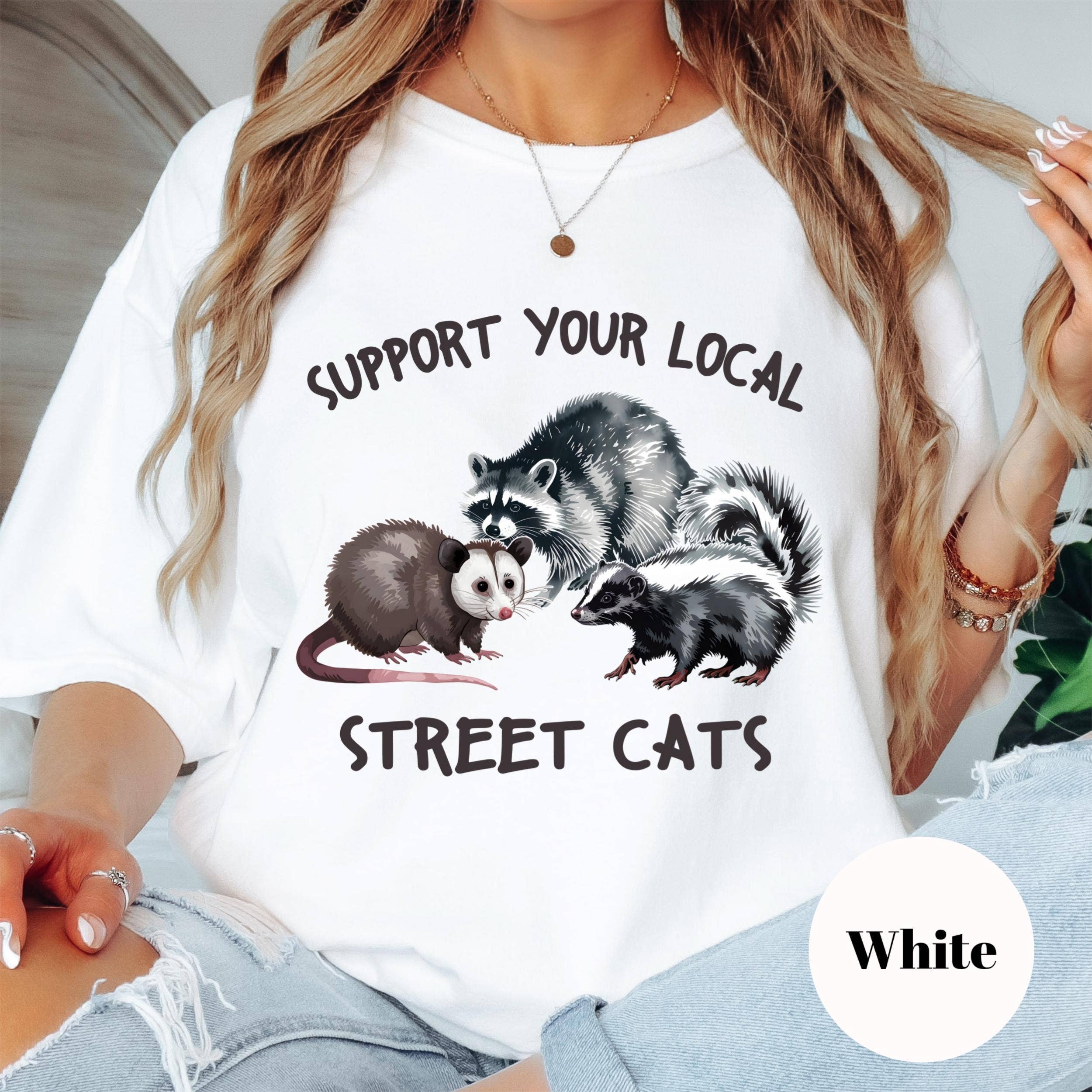 Epic Life  - Designed - Vente T-shirt à imprimés – femme - Soutenez votre t-shirt local pour chats de rue, t-shirt drôle de possum raton laveur mouffette Comfort Colors®, t-shirt humoristique sur la faune urbaine, cadeau mignon d'animaux de poubelle.6
