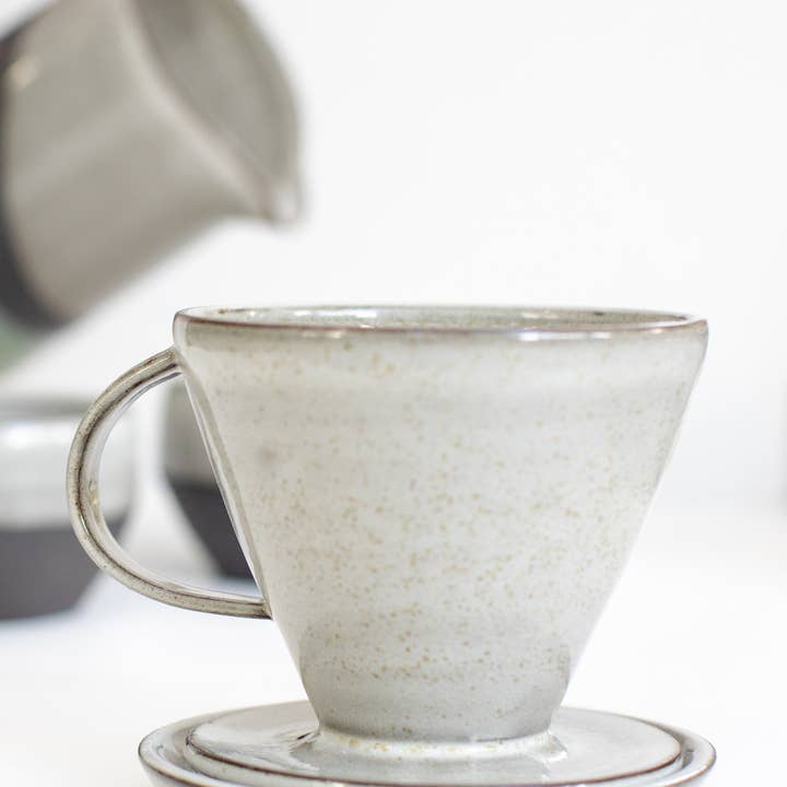Doseur à café en céramique Over Dripper pour la vente par Abelha Ceramics
