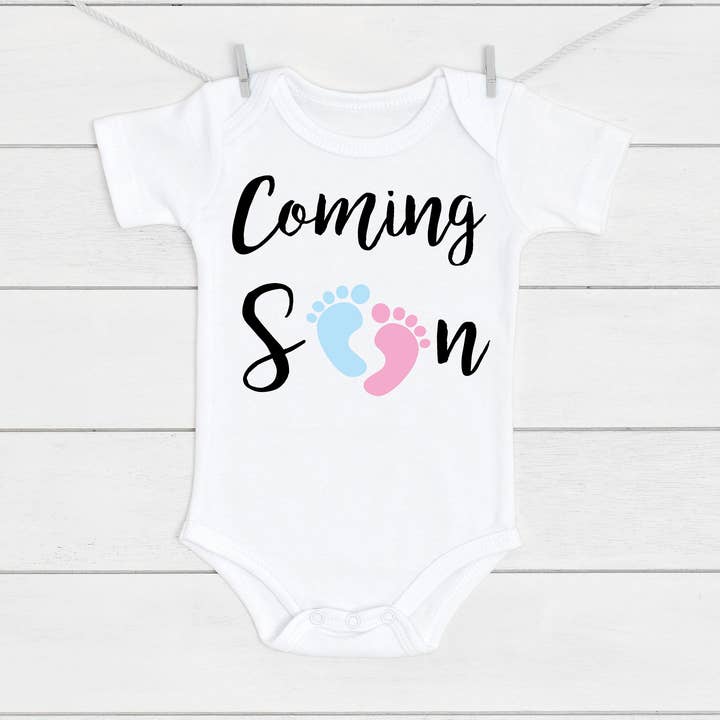 Gilet pour bébé Annonce de grossesse Prochainement pour la vente par Mini Kings and Queens