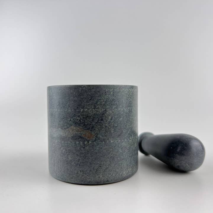 Grijze spekstenen vijzel & stamper 3'' x 3'' x 2,75''H. voor wholesale door GREENROOTS USA LLC