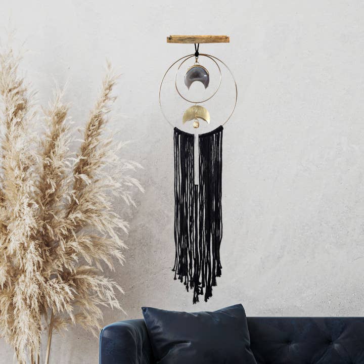 Grande décoration murale en forme de lune de cristal en laiton et macramé pour la vente par Dreamers of Dreams