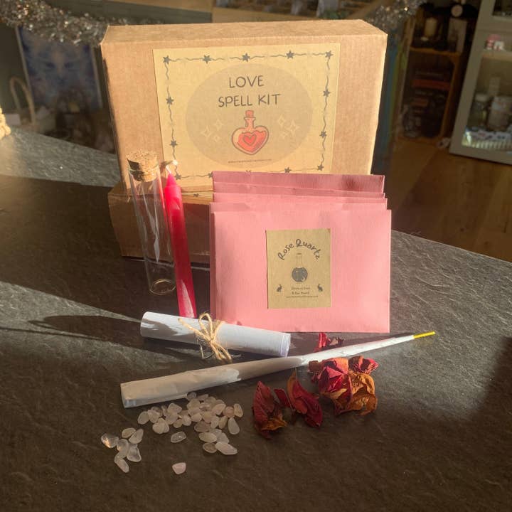 Kit de fabrication de sorts d'amour pour la vente par The Hare And The Moon