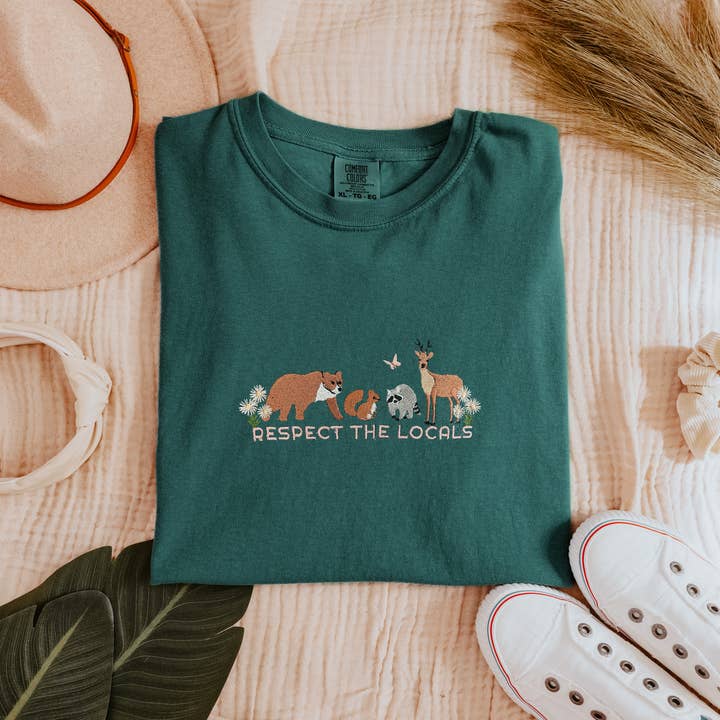 Plantiful Design Co - Vendita all'ingrosso Maglietta - Donna - Maglietta da ragazza con ricamo Nature Respect the Locals Granola