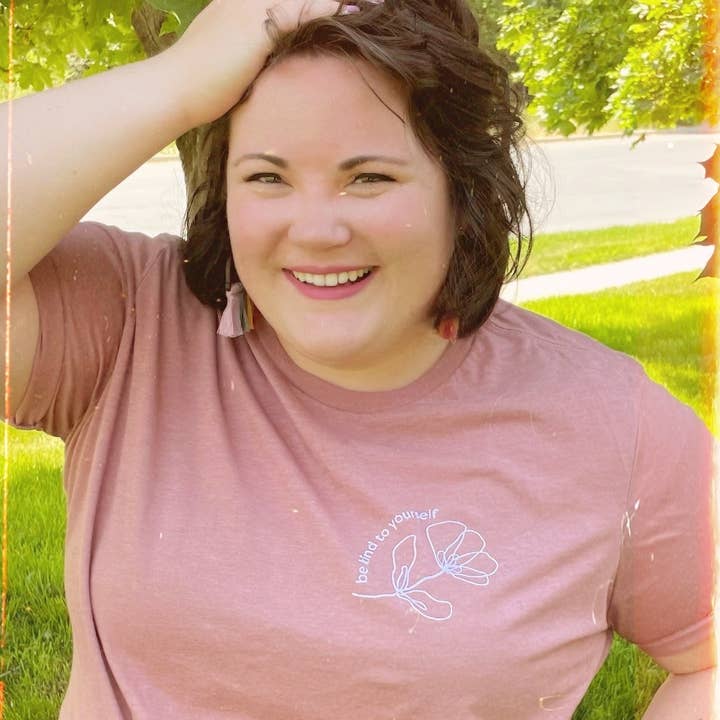 T-Shirt Be Kind To Yourself | Vinyle suédé transfert thermique pour la vente par The Creative Ink