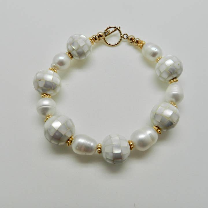 Bracelet en nacre pour la vente par Designs by Ingrid