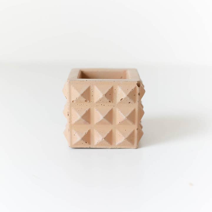 Branded Concrete – Engroshandel Bordpynt – Mini Pyramide Cube