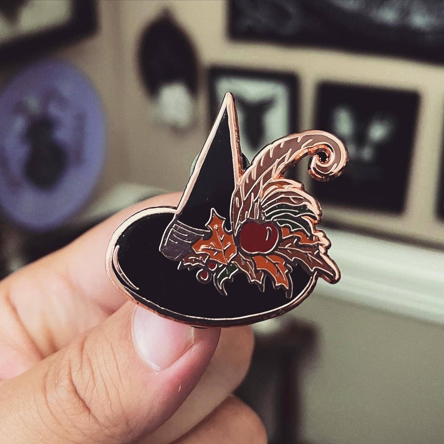 The Pickety Witch – Engroshandel Reversnål/knap – Mabon Witch Hat - Emalje Pin3