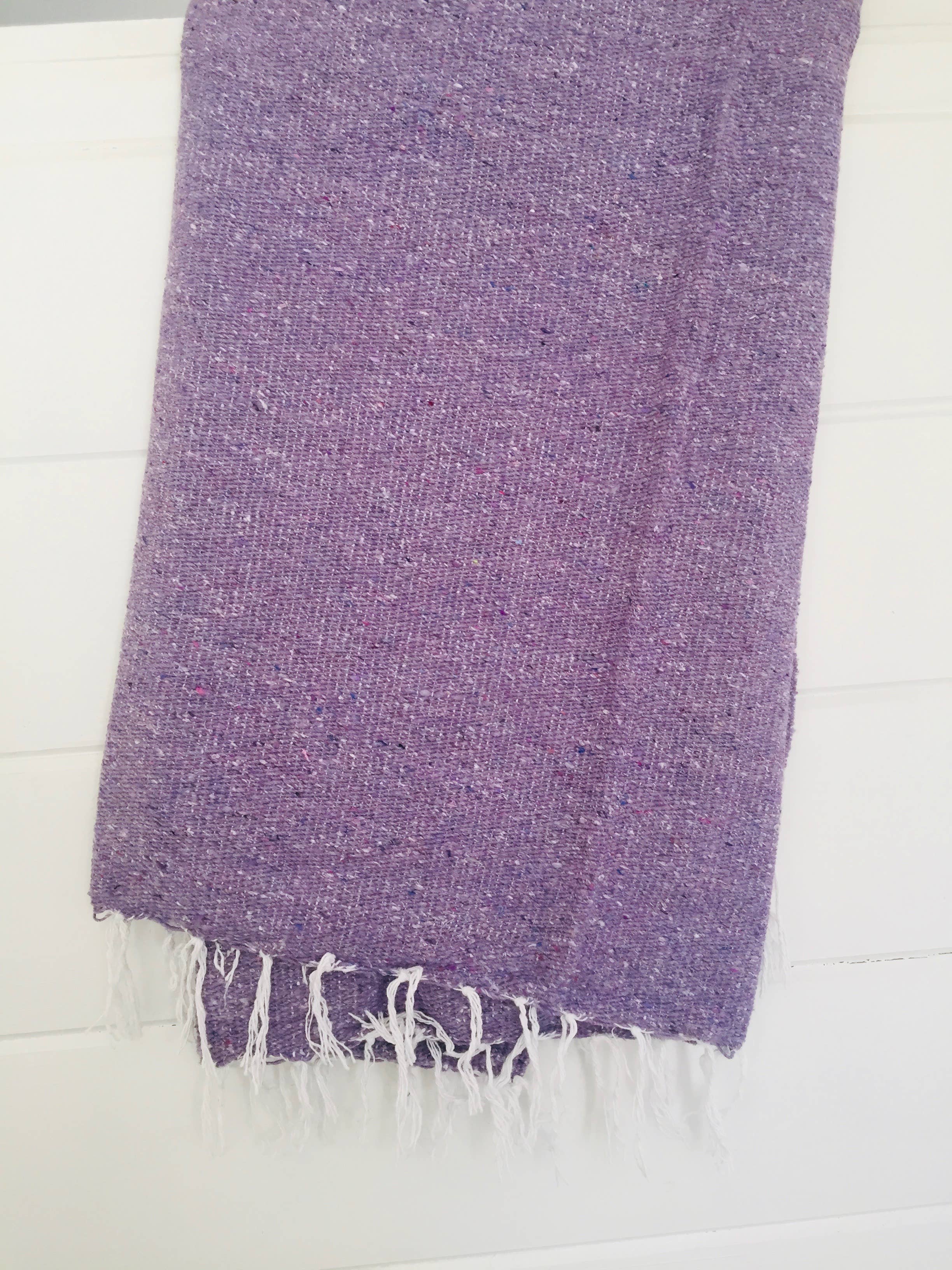 Mahalo Market - Venta al por mayor Mantas de sofá - Manta mexicana sólida con flecos en tonos dorado y beige | Yoga | Mint7