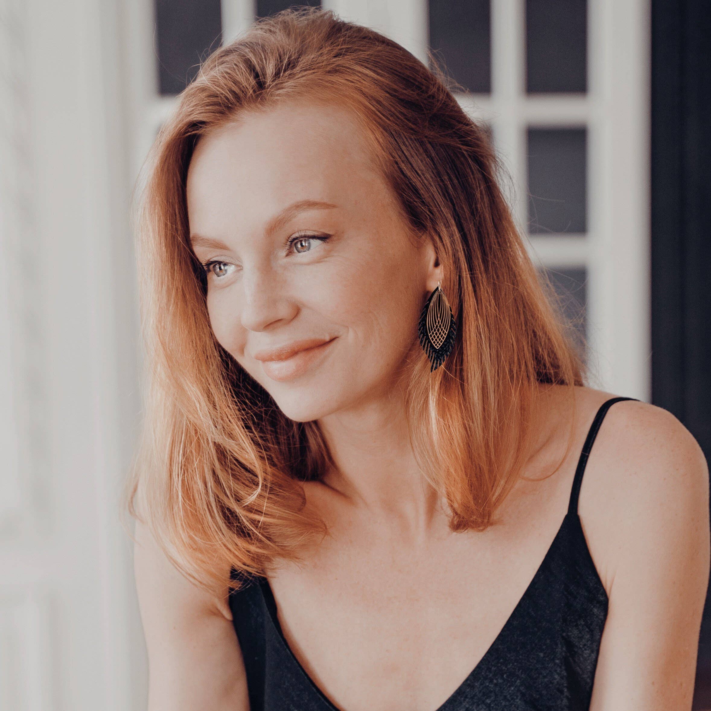 Charlie James Artisan Boutique – wholesale Hängande örhängen – 2-lagers läderfjäderörhängen, Boho örhängen, Skiktad Lea1