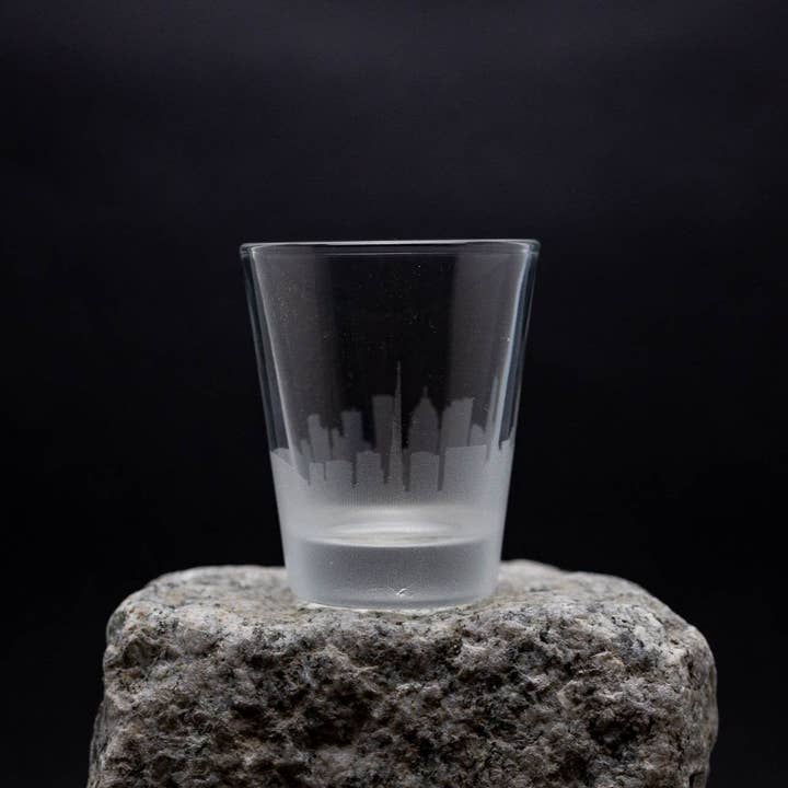 Vasos de chupito con grabado del horizonte de Toronto, Canadá - Juego de 4 vasos de chupito de 2 oz. para venta al por mayor de Urban & Etched