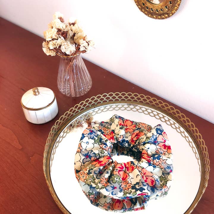 CHOUCHOU JEMMA - bloemrijke katoenen scrunchie met koraal- en blauwprint voor wholesale door Laure Derrey