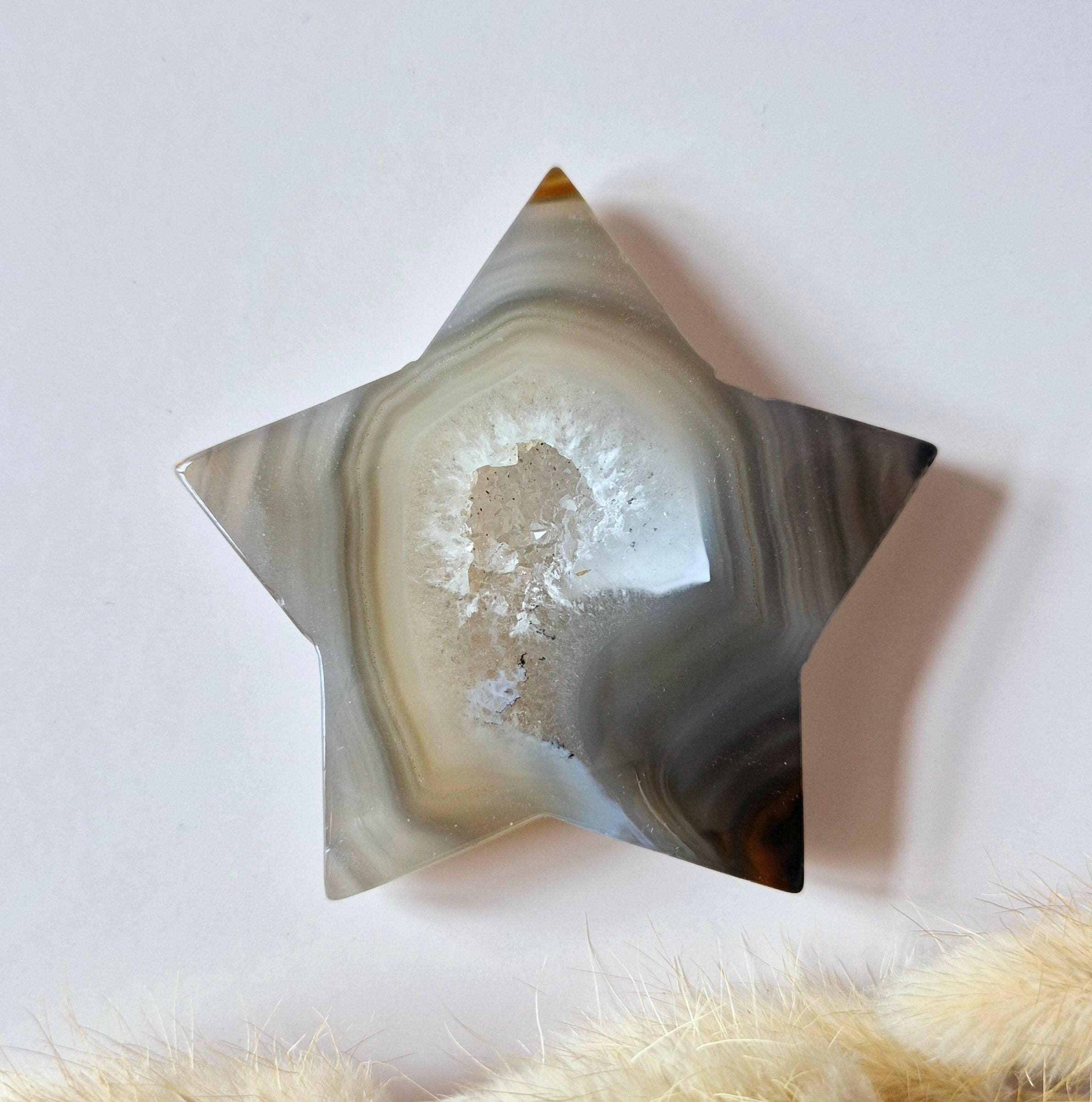 Moonlight Gemstones - Vente Pierre et cristal de spiritualité - Étoile en agate grise druzy 6-7 cm | Sculpture en cristal pleine de lumière et de calme5