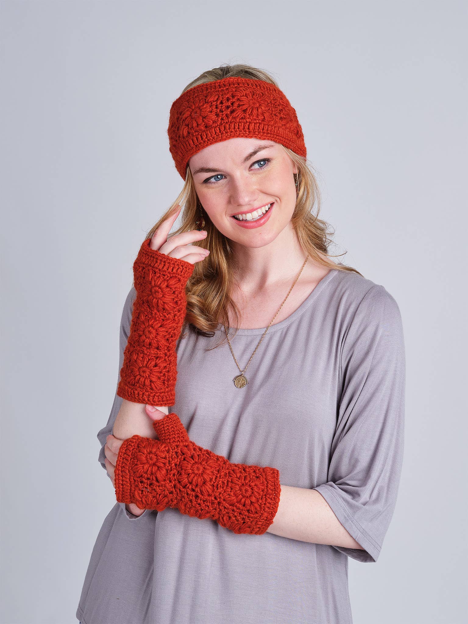 Windhorse Trading Inc - Wholesale Handverwarmer - Gehaakte handwarmer met bloemen. HW70017