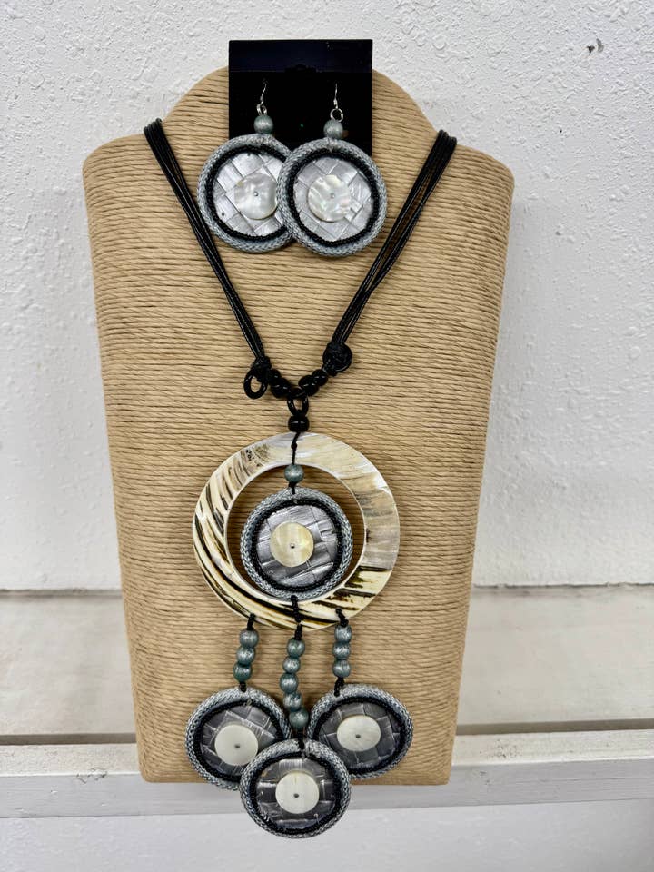 4 STRANDS BLACK ADJUSTABLE WAX CORD WITH MOP BLACK LIP SHELL for wholesale by International Duru's