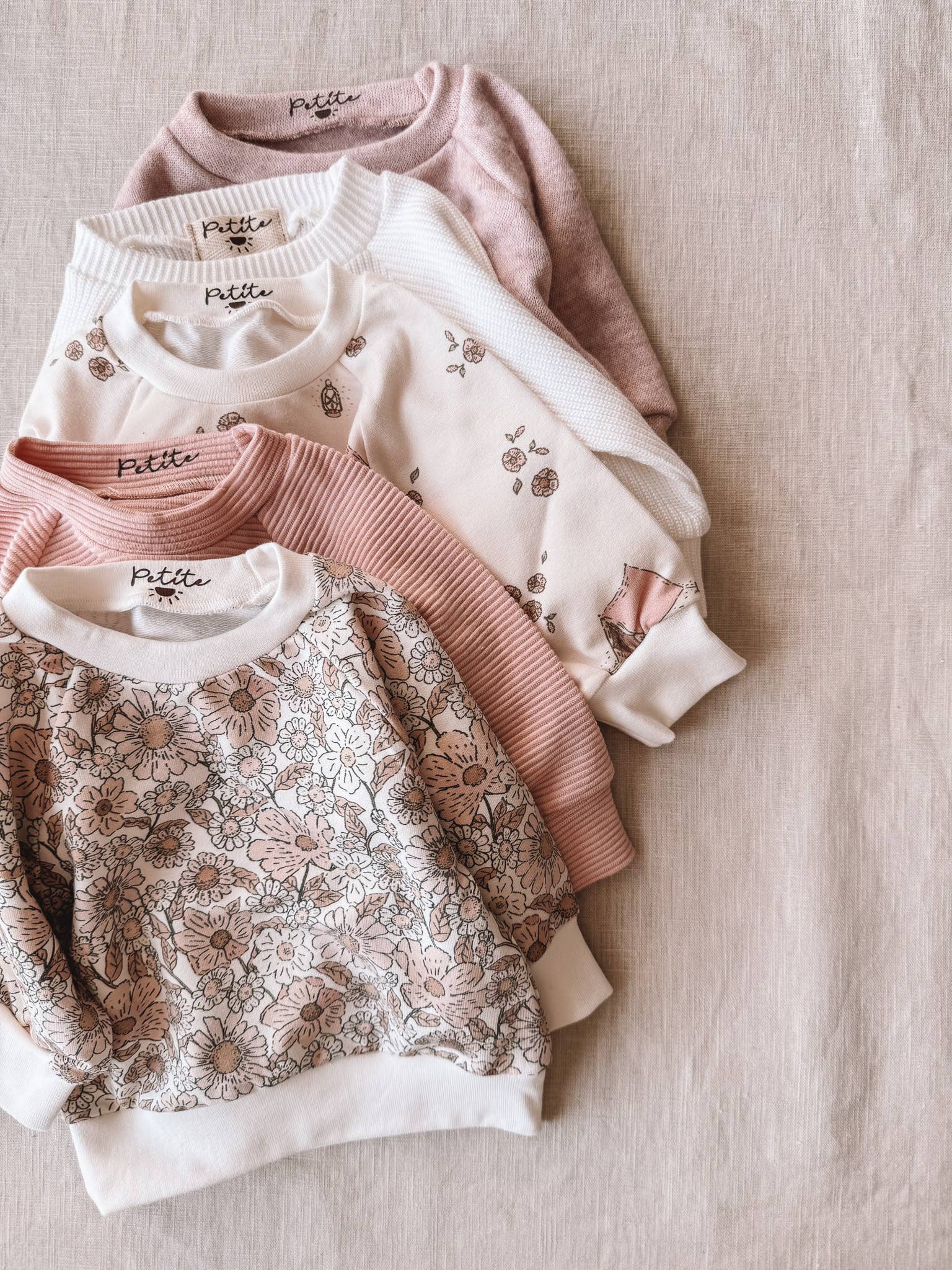 PETITE EvelinaApparel – Großhandel Strickpullover – Baby – Überraschungspaket mit Mädchensweatshirts2