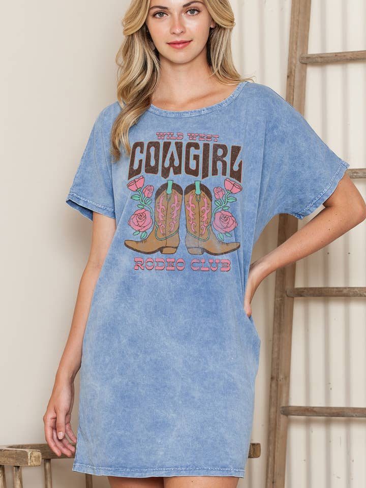 BT1657 DR COWGIRL RODEO CLUB - ROBE GRAPHIQUE DÉLAVÉE AU MINÉRAL pour la vente par BouTeeQue Closet