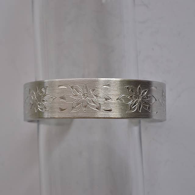 Manchette en étain en forme de fleur du mois de décembre pour la vente par Nobska Craftsmen