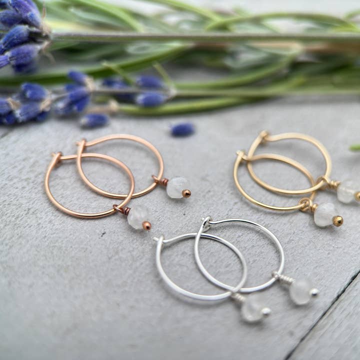 Brincos de Argola com Pingente de Pedra da Lua Disponíveis em Prata de Lei 925 Sólida, Ouro Amarelo ou Rosa 14k Fill. por atacado de Sunlight Silver Jewelry